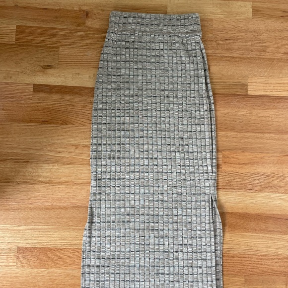 Aritiza Wilfred Free knit midi skirt with matching top - Picture 6 of 6